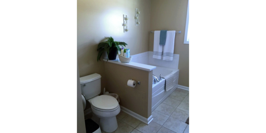 Bathroom with tub and toilet