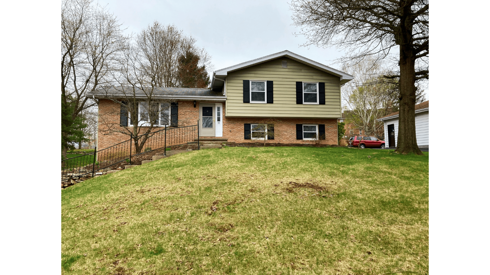 208 E Doris Ave: Brick and siding split-level house