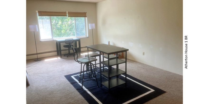 Living room with two desks and chairs