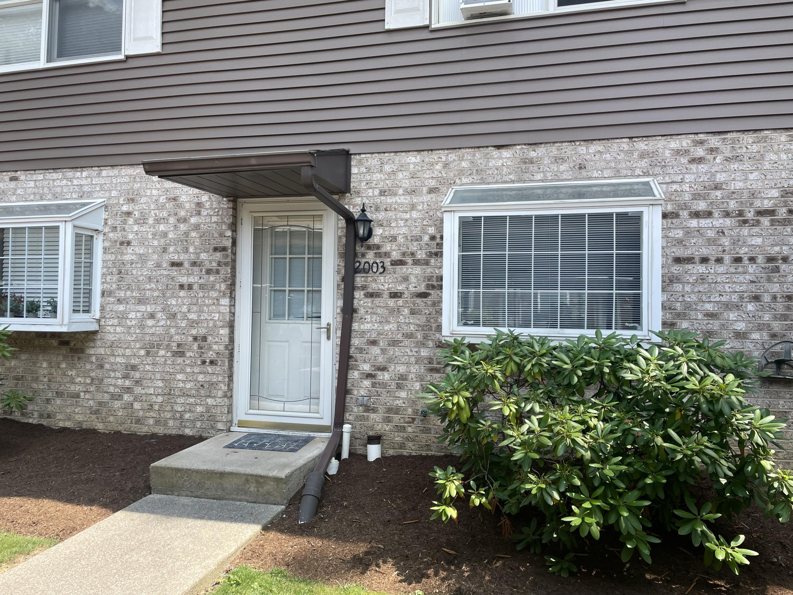 Woods Edge Townhomes entrance with bay windows