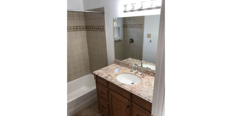 Bathroom with tub/shower combo and vanity