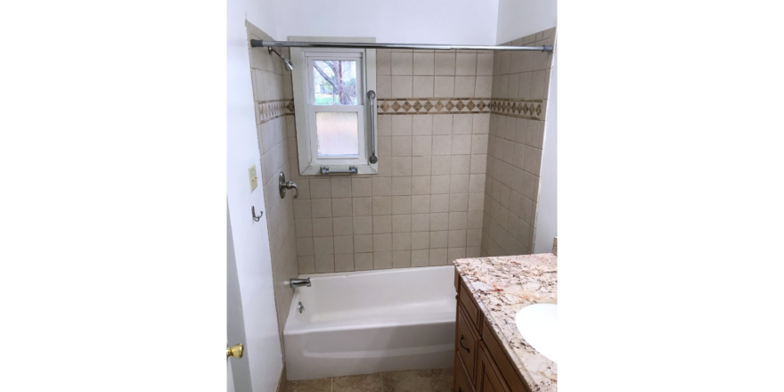 Bathroom with tub/shower combo and vanity