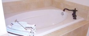 Soaking tub with tile surround and towels