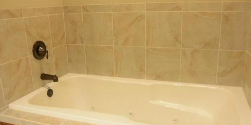 100-1766-Old-Gatesburg-Rd_Owners-Bath3