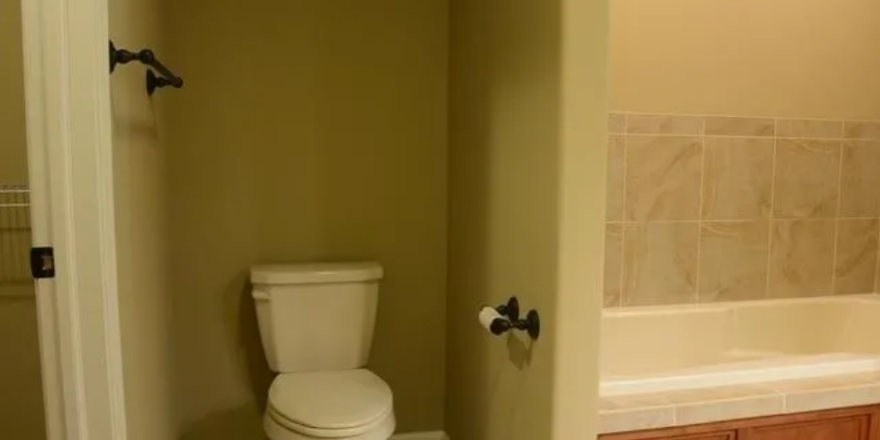 90-1766-Old-Gatesburg-Rd_Owners-Bath2