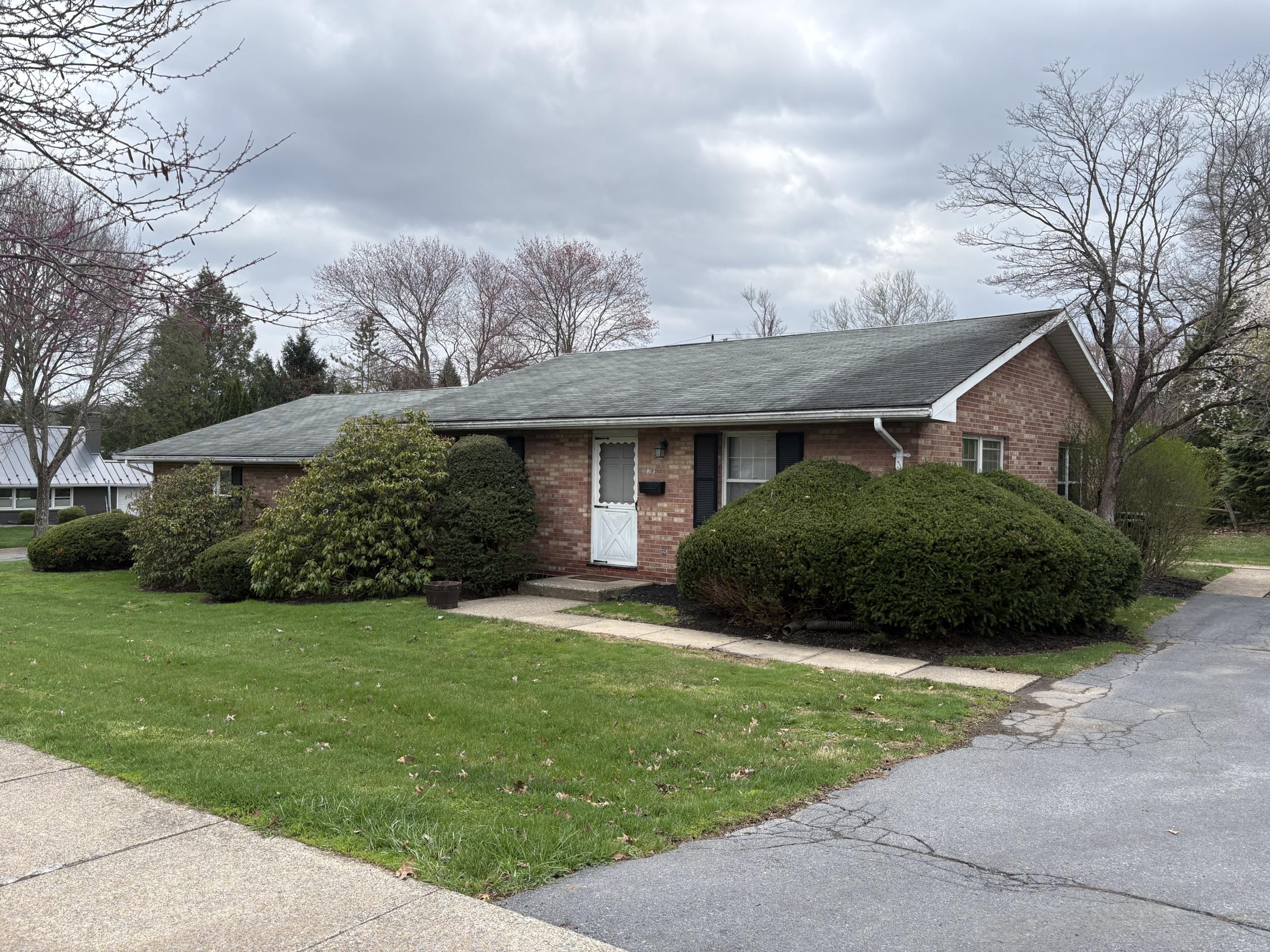 Brick ranch home at 814 University Drive