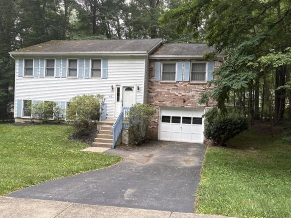 412 Canterbury Dr house with attached garage