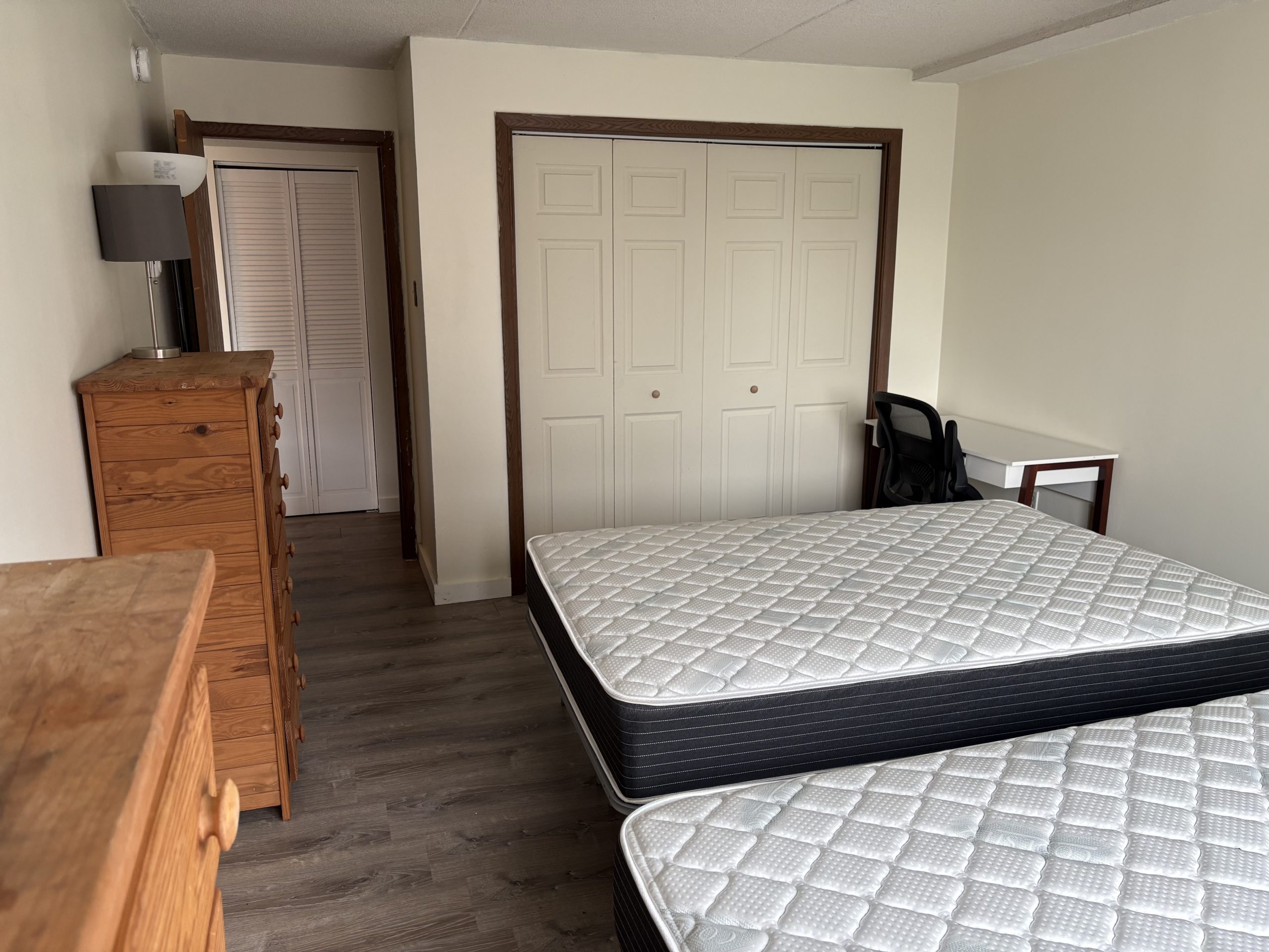 Two beds in a room at Hetzel Plaza